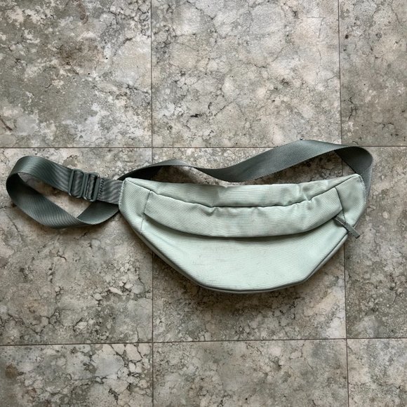 SHIPS FREE! Everlane Renew Transit Fanny Pack in Sold Out Light Blue - Picture 2 of 6